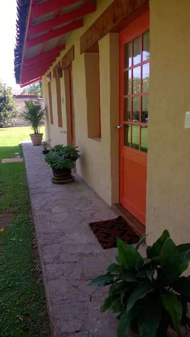 corredor cuartos tipo cabaña frente 2
