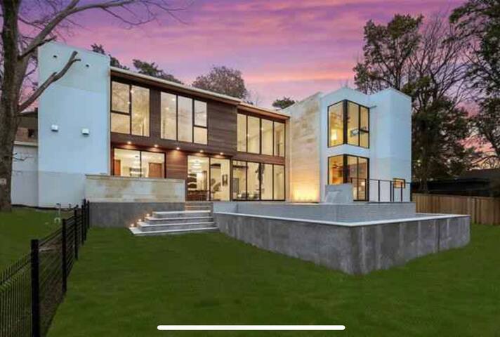 Gated Urban Architectural Masterpiece – NO PARTIES gallery image 4