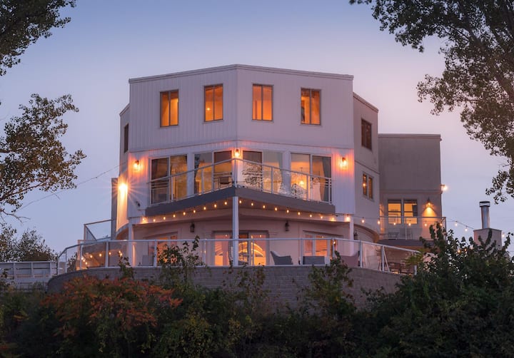 Beachfront Villa, Skyline view, Hot Tub, Smarthome Villas for Rent in