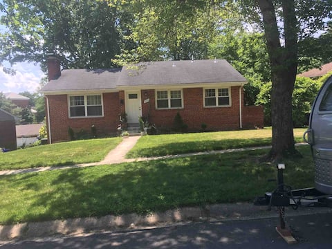 4BR 3Bath House on bus line 4 Blks to DC line!