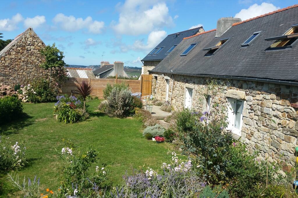Maison orientée plein sud, jardin fleuri.