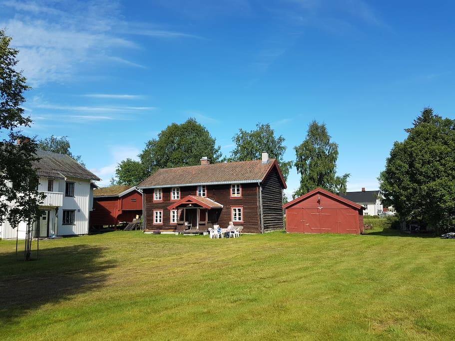 Husene på tunet. The houses at the farm