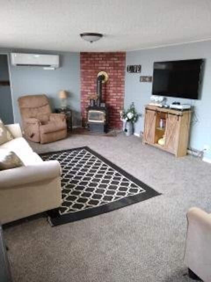 Dhomë ndenjjeje, televizor inteligjent, oxhak me gaz