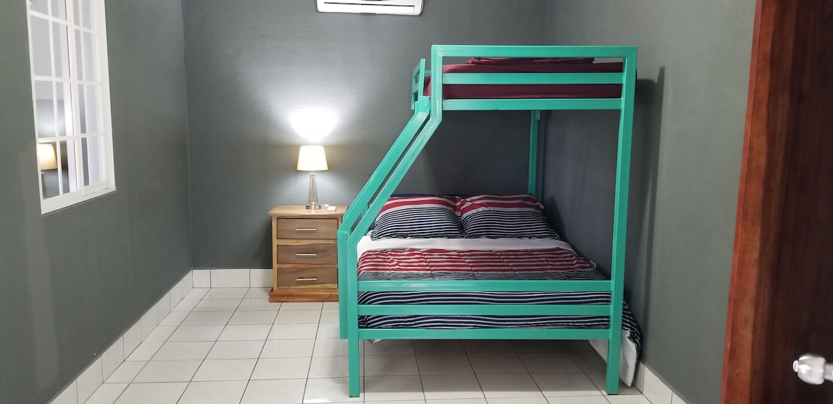 棉床为全尺寸上床，双人床，全尺寸双人床，可轻松拉出 