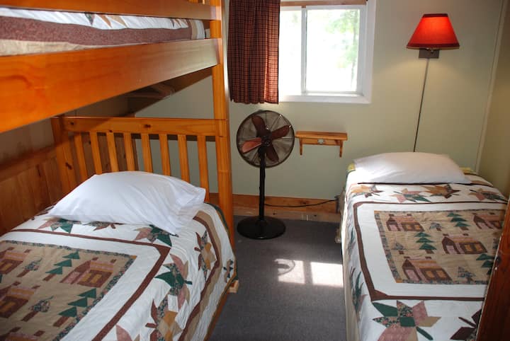 3 أسرّة مزدوجة في غرفة النوم الثالثة