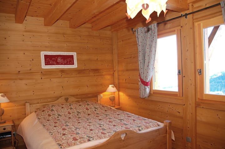 חדר השינה הכפול הממוקם ממש ליד המטבח, פינת אוכל, סלון.