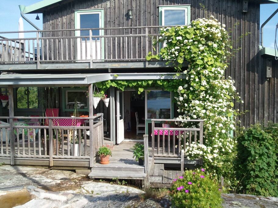 Altan mot havet. Se övervåningen! Rummen har varsin dörr ut mot balkongen.