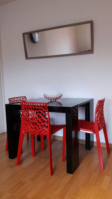 Table à manger à rallonge avec 4 chaises à disposition