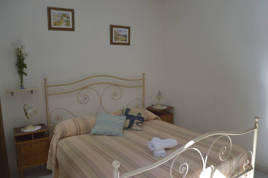 La Camera
The Room