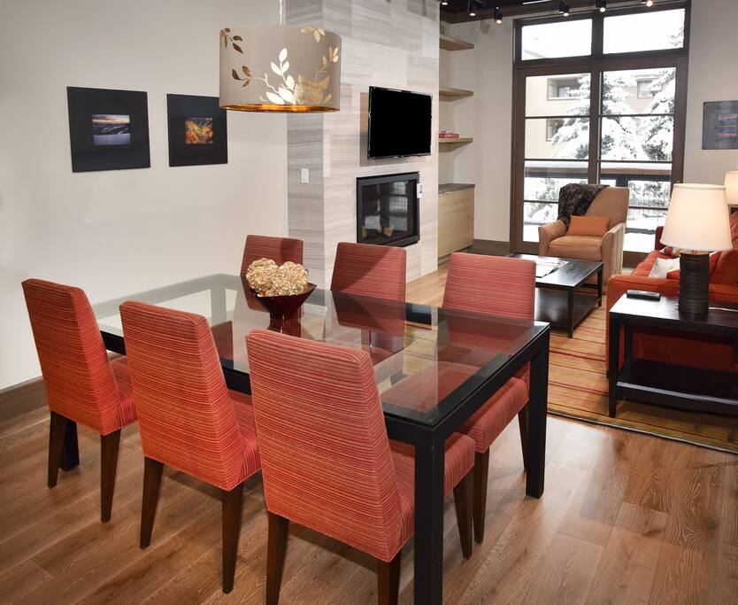 Dining area seats 6