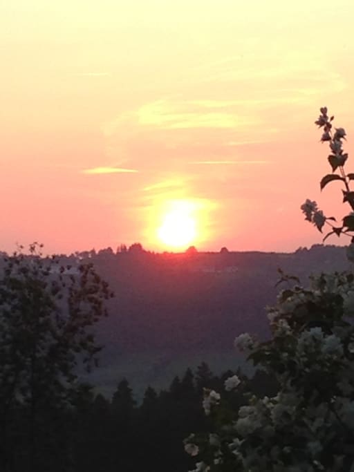 Sonnenuntergang hinterm Haus
