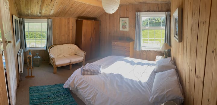 El dormitorio 2 tiene armario, cómoda y dos mesitas de noche. Las mantas eléctricas también están equipadas en la cama doble.