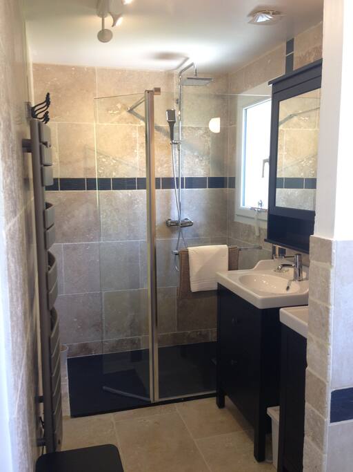 Salle de bain avec douche, double vasque et toilettes