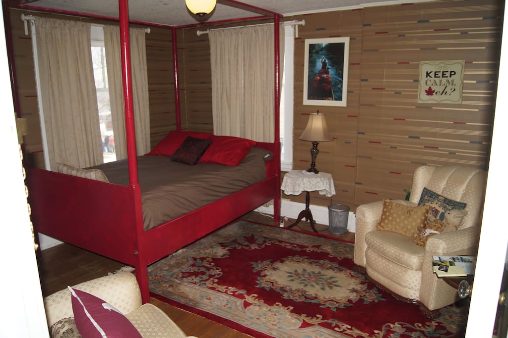 Comfortable, private, full sized four poster bedroom in laid-back house on quiet street 20 min. walk to Falls, casino, restaurants, parks and bus/train/US border. Hearty, healthy breakfast. Large room with adjacent private solarium. Sanctuary!