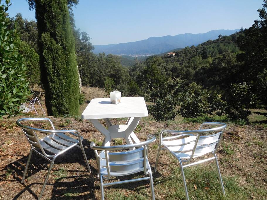 une vue panoramique sur la vallée de Céret et les Pyrénées.