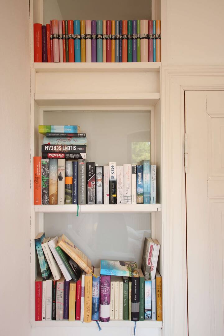 Bücherauswahl im Schlafzimmer