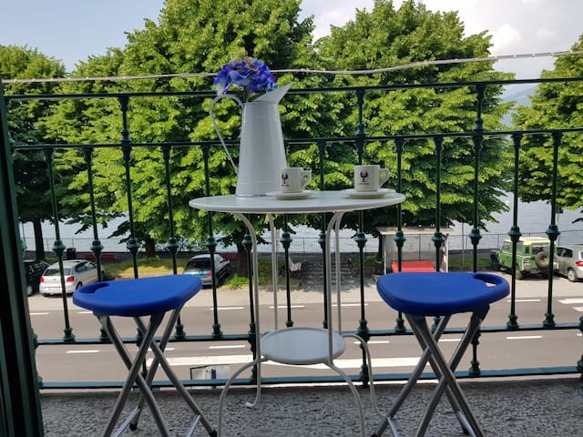 Un balconcino sul lago