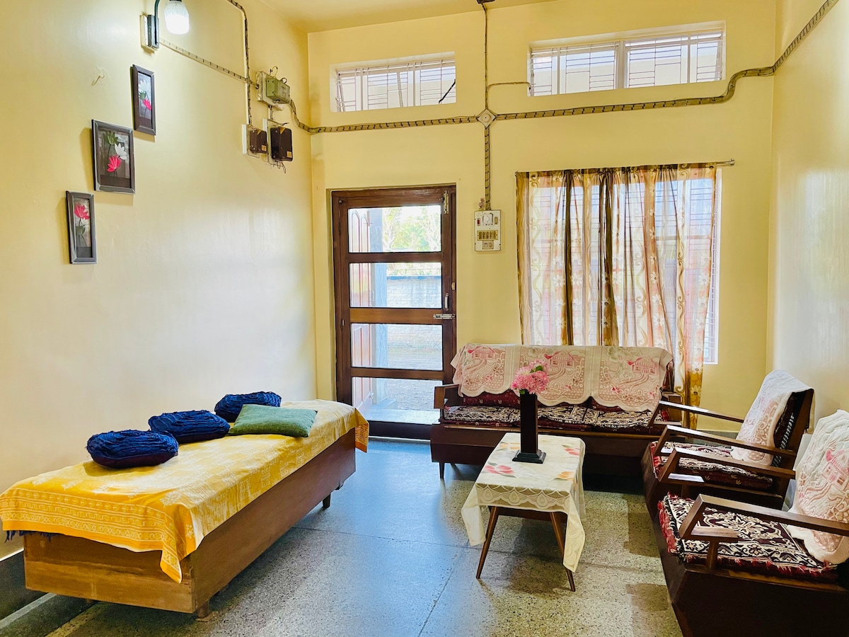 Prostor u hodniku - jedan kauč, jedan krevet i jedan središnji stol