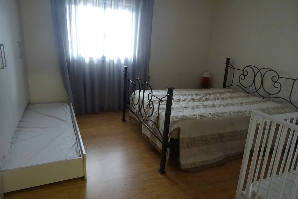Une première chambre avec plusieurs couchages ... et de nombreux rangements...