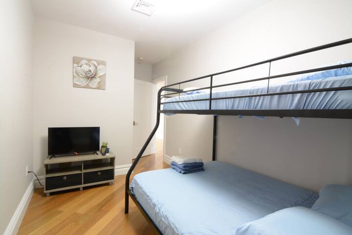 Very spacious duplex fits 16 people w/master bath gallery image 5