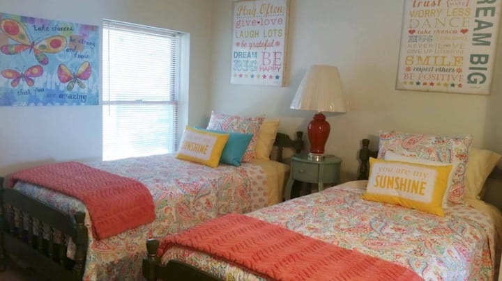 Druhá spálňa na poschodí s dvoma oddelenými lôžkami.