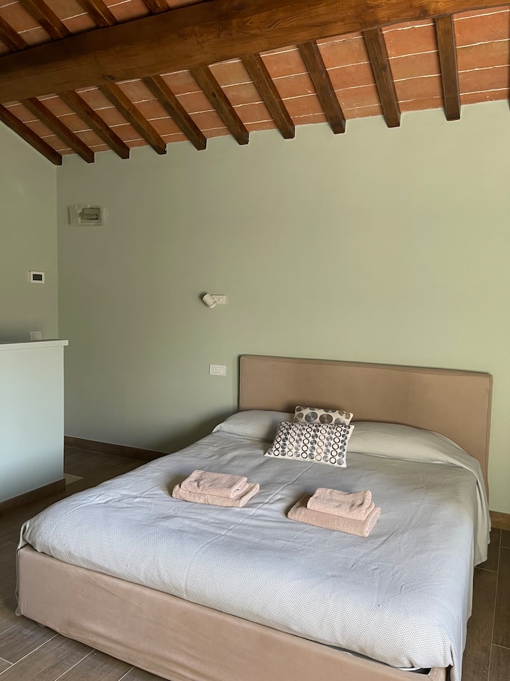 2e chambre 1er étage avec accès direct à la piscine ainsi qu'escalier menant au salon.