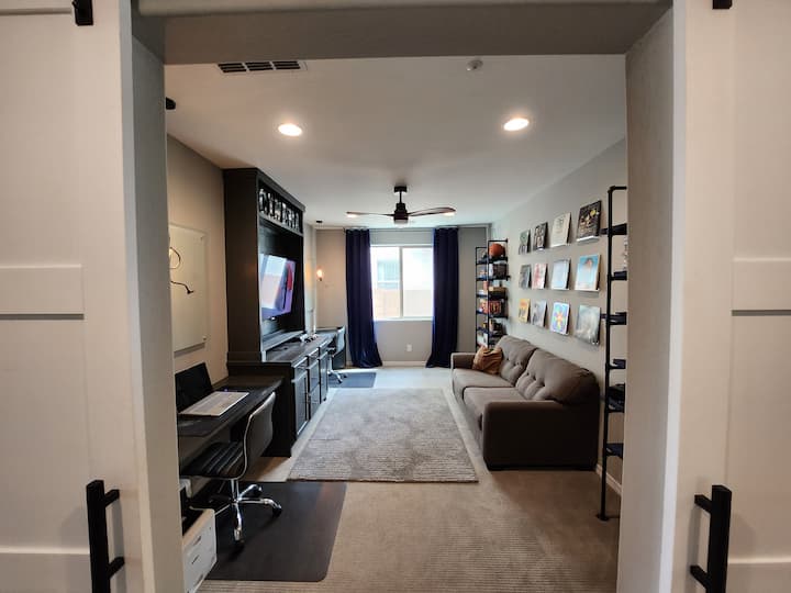 办公室/多媒体房/卧室- 1楼
配备床单的全尺寸沙发床沙发床
PS4桌上
游玩
电子游戏
带流媒体服务的电影
电视
2个办公桌/工作站，配备无线网络
周围的声音