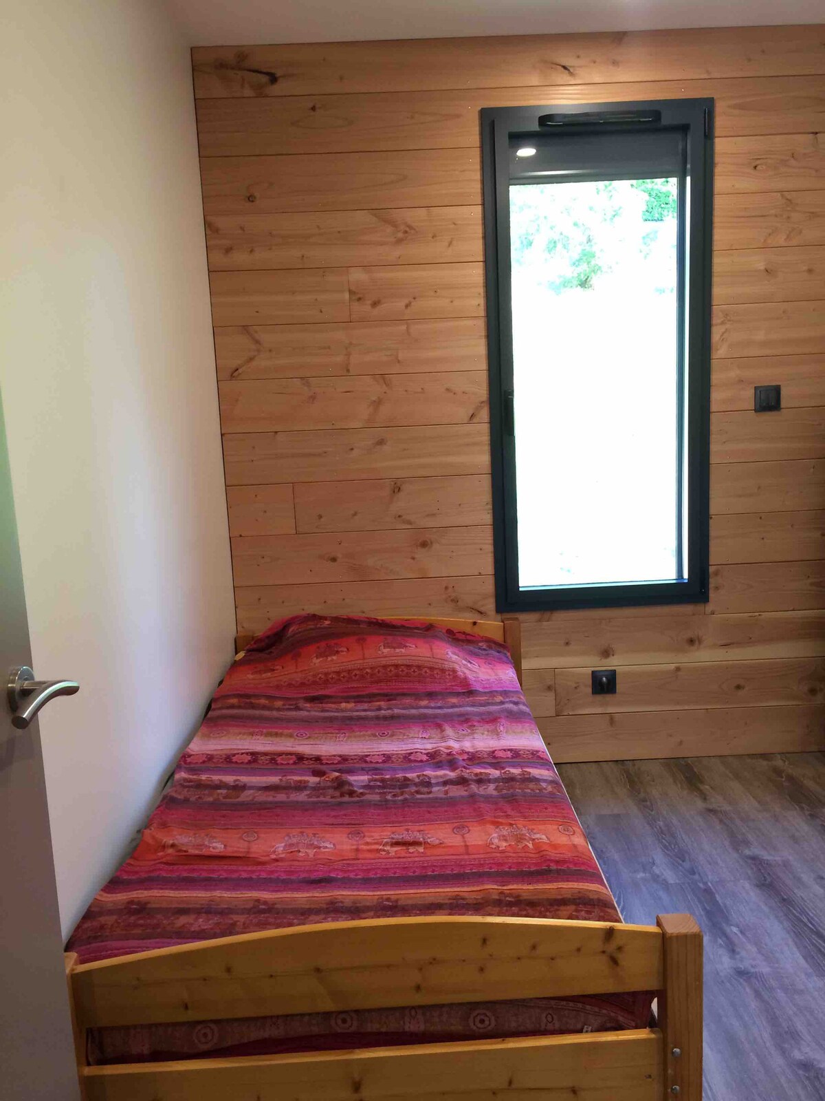 Camera da letto 2, letto singolo 90x190 e letto a cassetti che può essere messo alla stessa altezza dell'altro  per fare un letto matrimoniale o 2 letti singoli 