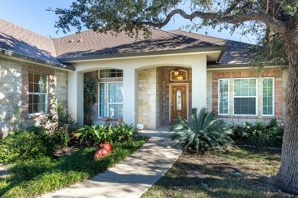 Spacious home with plenty of room for 20 - 25 people. Great for pool parties and more.