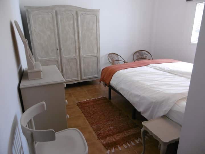 ห้องนอนพร้อมเตียงคิงไซส์ห้องนอนเต็มไปด้วยเสน่ห์..