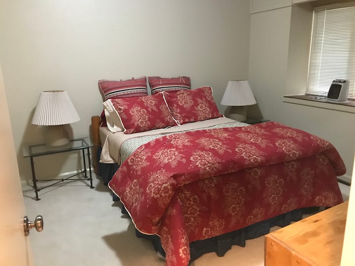 חדר שינה קדמי עם מיטת קווין סייז, קומה ראשית 