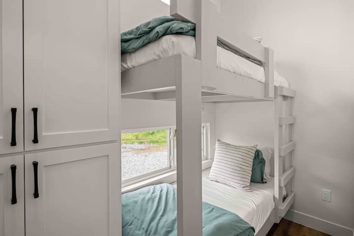 Cozy bunk room 