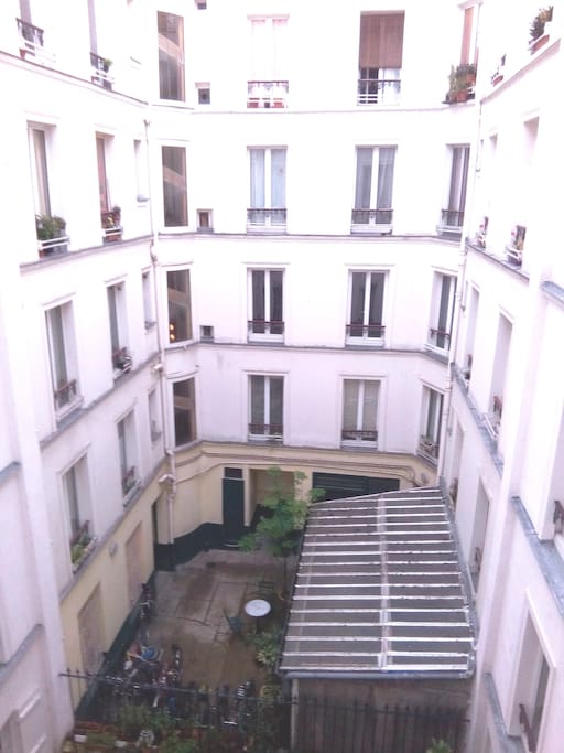 Tout l'appartement donne sur une cour intérieure : zéro bruit!