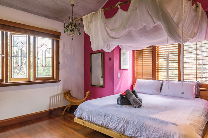 Მთავარი საძინებელი. დაიძინეთ ლუქს-კლასის საწოლსა და თეთრეულის თეთრეულზე. Შეიგრძენით 1920-იანი წლების ვიტრაჟული ფანჯრების ელეგანტურობა და ადრეული 1900-იანი წლების ჭაღი ბერლინიდან 