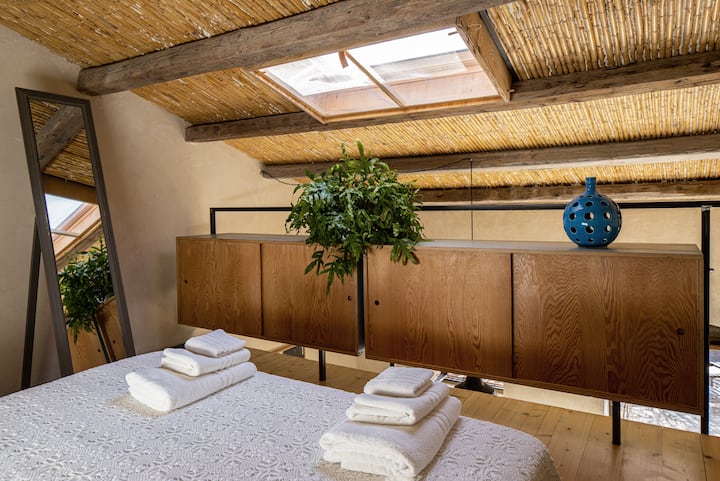 Roshani yenye kitanda cha ukubwa wa malkia na mfuko mmoja au mfuko wa maharagwe