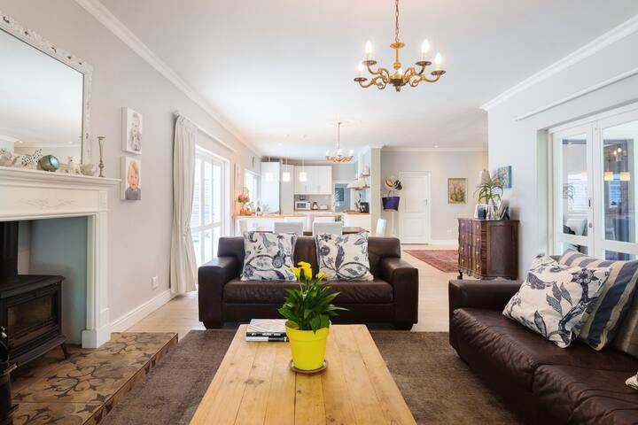 Cape Town Holiday home in Prime Location gallery image 5