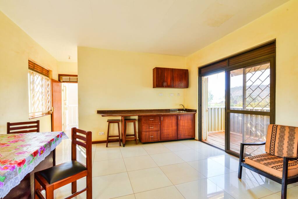 Kitchenette with breakfast bar