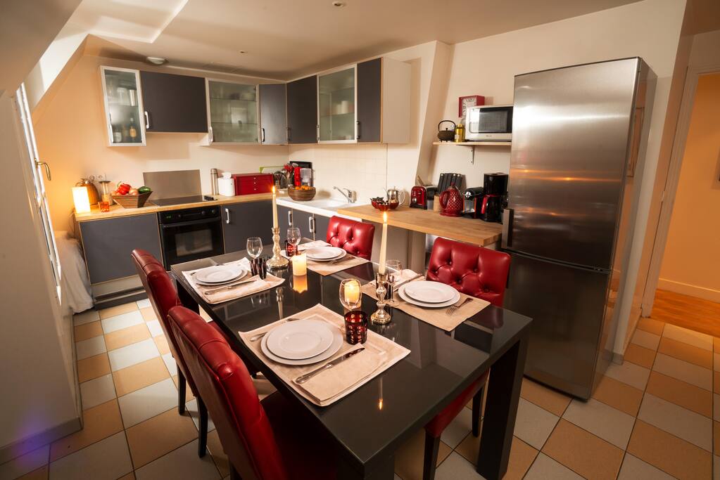 The fully-equiped kitchen and the eating table