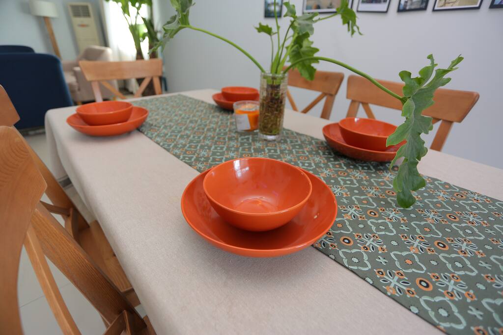 暖调的餐桌 绿色的水生植物 橙色的餐盘 让用餐时舒服 自然