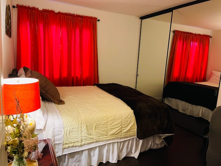 Საძინებელი დაბლა King Bed-ით
