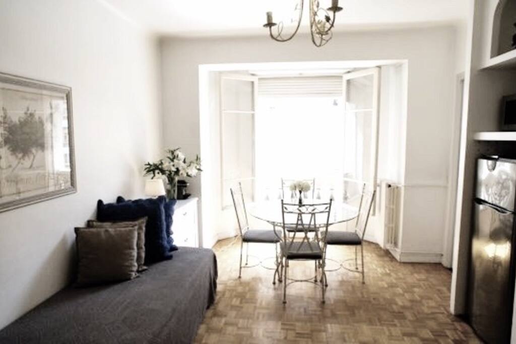 Livingroom with dining area and kitchenette