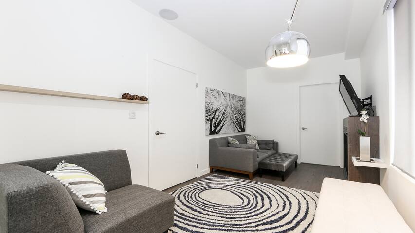 Brand new 2 bedroom – private deck and backyard. gallery image 5