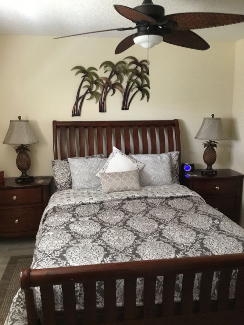 Kamer met queensize bed met eigen 3-delig cabana-bad en plafondventilator, groot raam  met Californische luiken met uitzicht op de achtertuin. 32 inch tv met gratis Disney+ en toegang tot je streamingdiensten