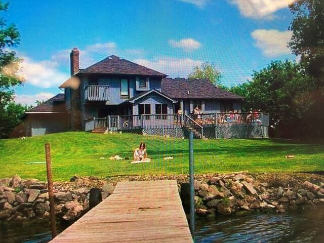 Metro Area Lakeshore home gallery image 5