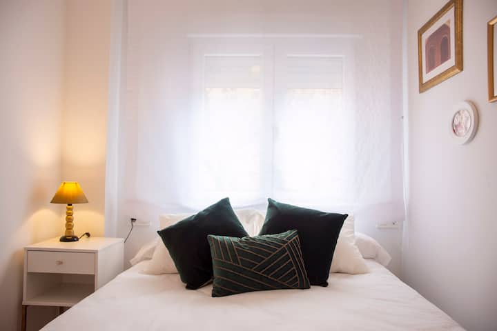 Bedroom a bed.
