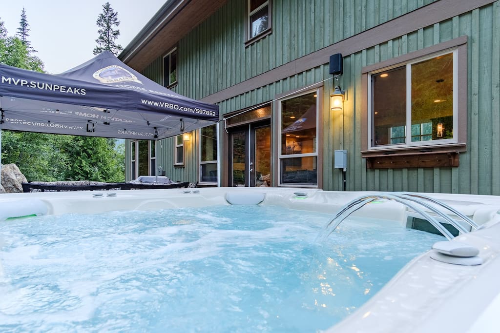 HotSpring Grandee spa hot tub features up to 7 different jets, offering different types of massage for various parts of the body. It has the Moto-MassageÂ® DX jet that provides two powerful streams of water that sweep up and down the length of your back