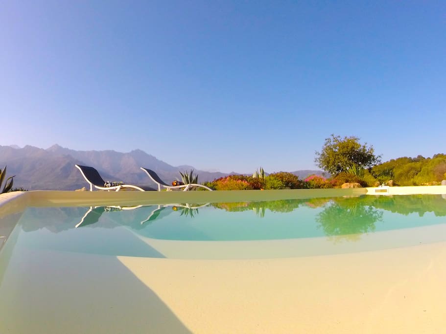 piscine vue imprenable lac et vallée du Réginu