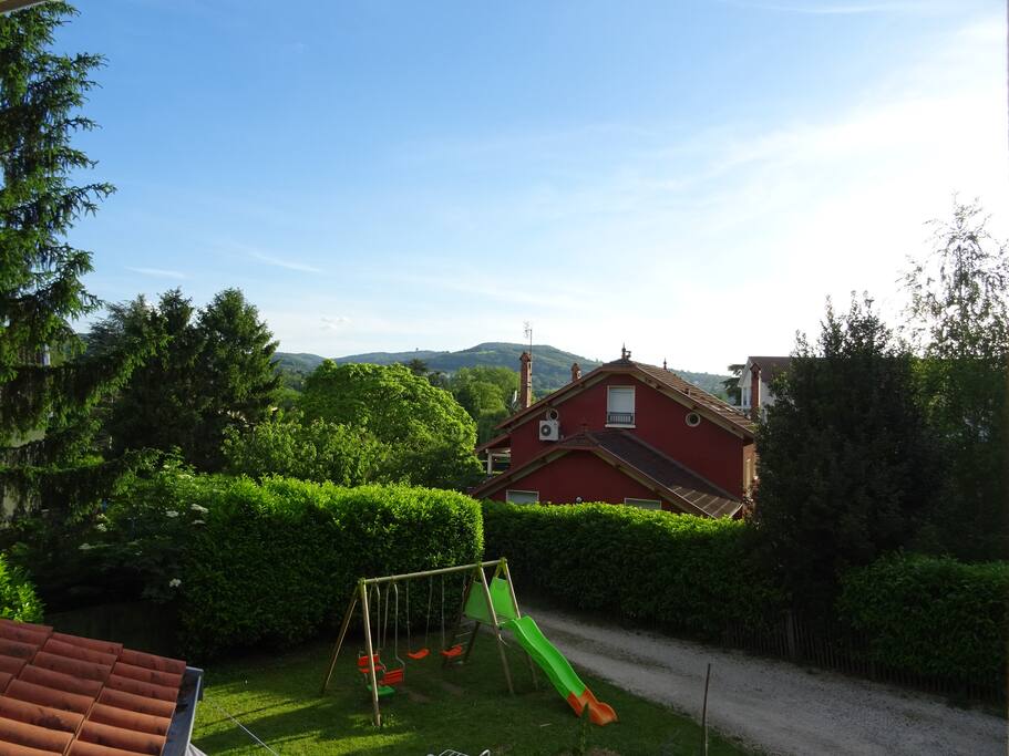 La maison est située dans un environnement calme et verdoyant.