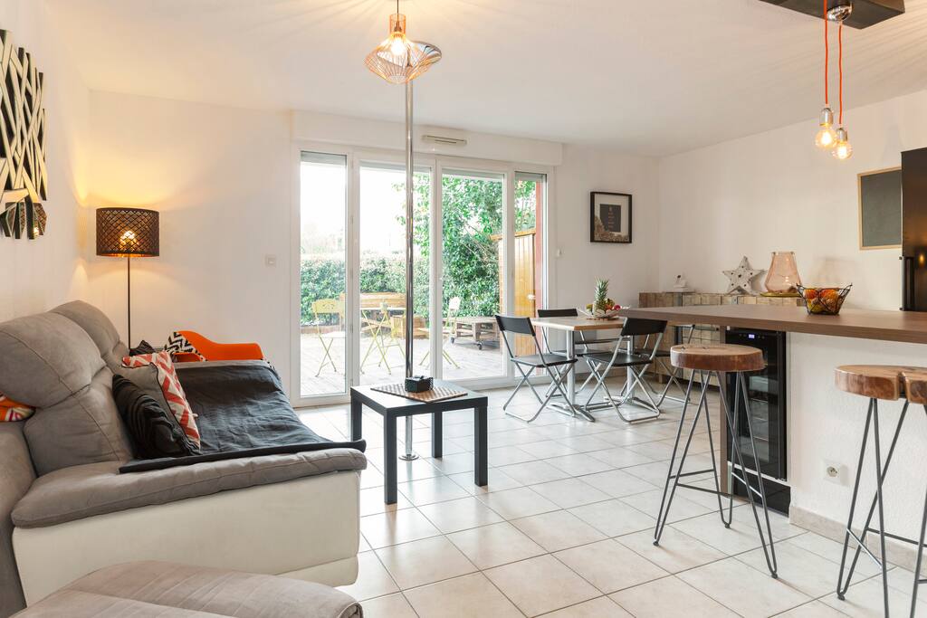 Salon, salle à manger, cuisine,
Lumineux donnant accès à la terrasse et au jardin.