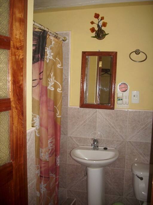 Baño Privado Con Agua Fria y Caliente la 24 Horas